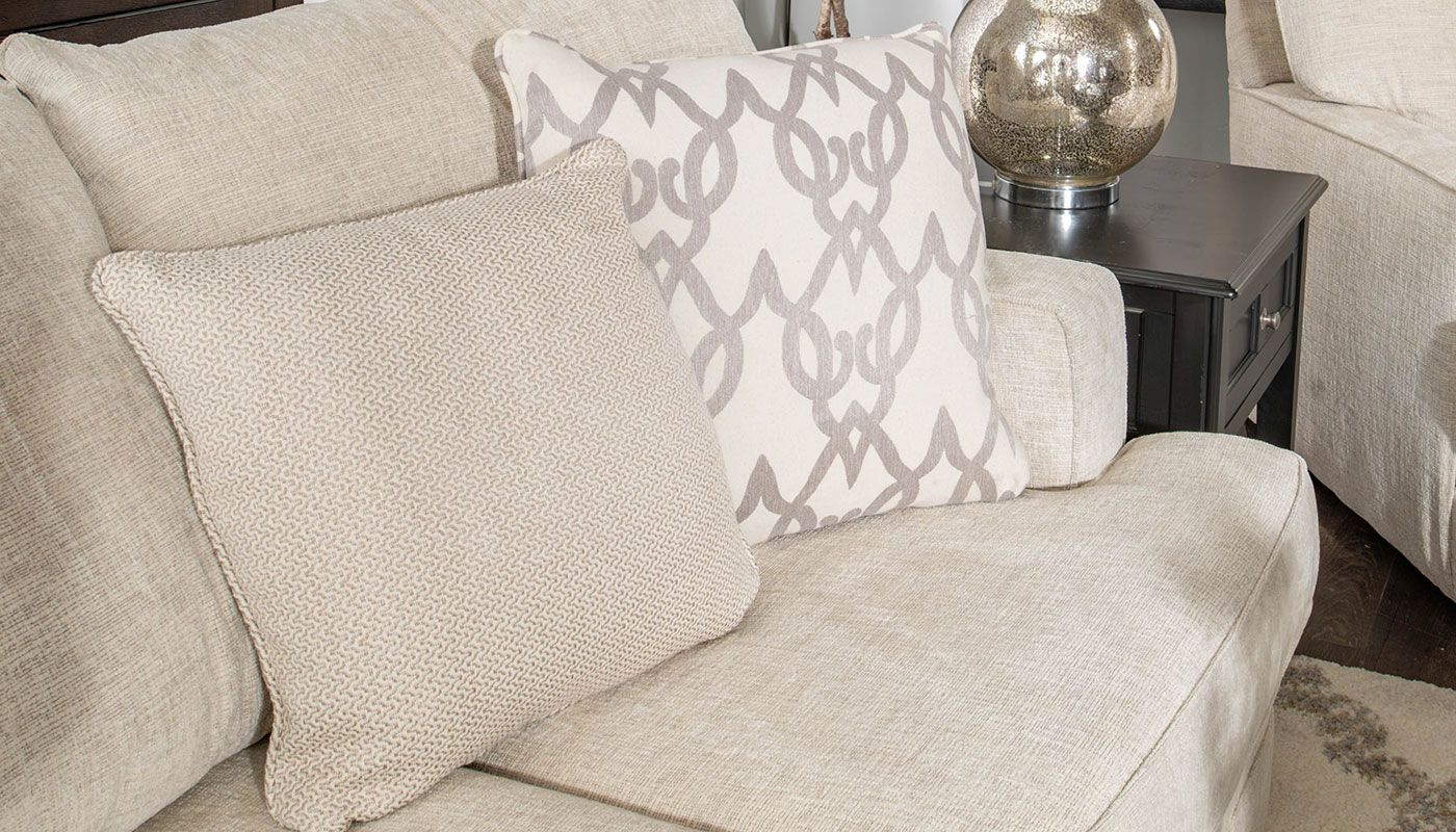 CHRISTI LOVESEAT